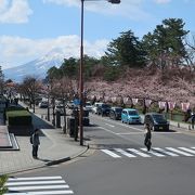 弘前城公園の前にあります。