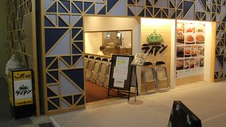 青森空港のレストラン、改装工事中の空港内で営業中の数少ない食事処。