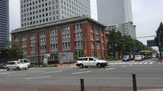 歴史的建造物の横浜生糸検査所を復元した建物なので古い建物好きにはお勧めです