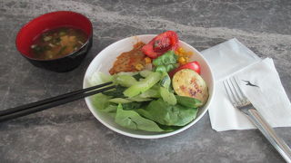 夕食のおかずと味噌汁