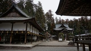 三層の破風を重ねた本殿の意匠も威風堂々