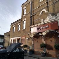 トルコ料理レストラン「RUYAM」の左奥にホテル入口あり。