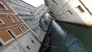 悲しい逸話の残る橋