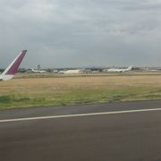 廃棄された飛行機がなぜか点在。首都の空港としては規模は小さい。
