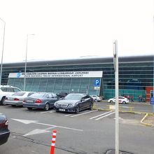 空港ターミナル全景。出発と到着の出入口２箇所のみ。