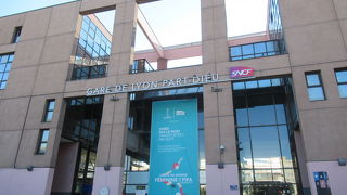 鉄道、地下鉄、トラムなどが集まる駅