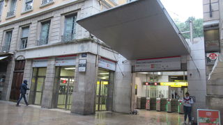 旧市街の最寄り駅。メトロとフニクレールがある。