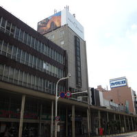 真ん中がホテルの全景です～