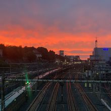 新幹線と綺麗な夕焼け