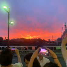 夕焼けを撮影する人々