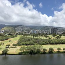 ホテルの部屋からの運河とゴルフ場