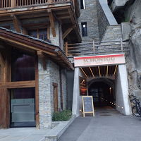 これが駅への出口。帰りはここから入って、エレベータで上ります