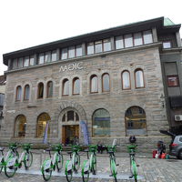 　石造りの重厚感のある正面