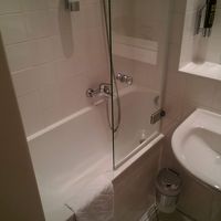 狭いがバスタブ付き