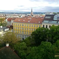 部屋から街の眺めはとても美しく、教会の鐘が聞こえてよい雰囲気