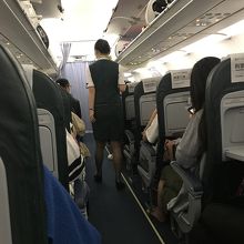 機内です