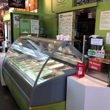 容器に再生可能な植物由来の樹脂を使用するアイスクリーム屋さん