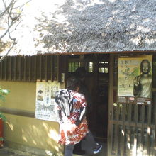 深大寺の水車館に訪れる人の様子です。深大寺通り沿いの施設です