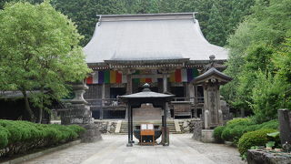 長い階段が続く、まさに山寺
