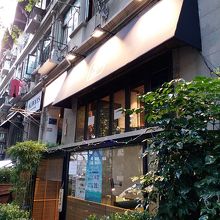 上のフロアーが焼き鳥、下のフロアーが焼肉となっています。