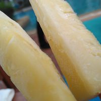 午後のプールサイドでパイナップルのサービス