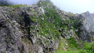 車とリフトで簡単に行けますが，頂上までは結構大変です