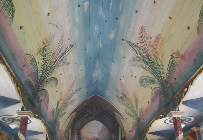 教会内部には司祭による美しい絵画が描かれています。