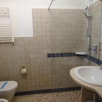 シャワーブースは小さめ