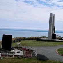 氷雪の門の隣に位置する。