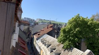 展望台より間近に街を眺められる