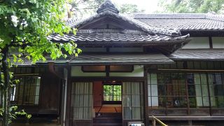 昔よくあった奥が暗くて神秘的な家