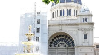 内部はツアーで