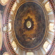 天蓋にはロットマイヤー作のフレスコ画「聖母マリアの被昇天」