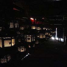 真っ暗な中に無数の灯籠