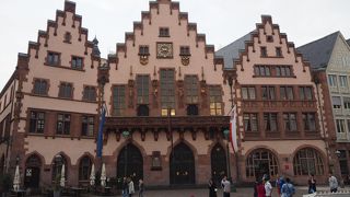 広場に面した立派な建物　フランクフルト旧市庁舎