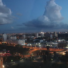 露出が高くなったので、青空なのに、町は夜景