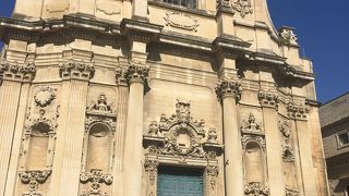 緑の小公園の前にあるバロック教会