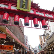 平間寺まで、ずっとお店が続きます。