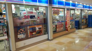 空港内の店舗は多いが、コンビニが小さすぎる