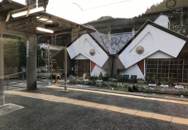 飯田線東栄駅：鬼の駅舎