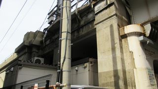 造りは普通のようだが非常に短い高架橋では と思います