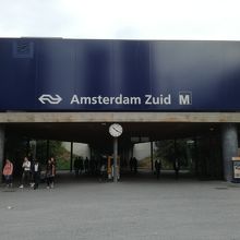 オランダらしい実用性第一の駅舎