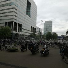 駅前は自転車が多い。