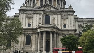 大きくてロンドンを代表する大聖堂