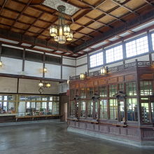 構内は天井が高い