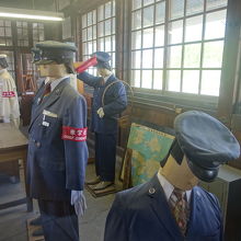 窓口の中にいる人形