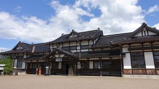 昔の賑わいを思い起こさせる