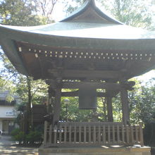 深大寺の鐘楼です。銅製屋根が緑青色となり、歴史を感じさせます