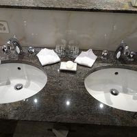 アップグレードされた部屋は、ダブルシンクでした。