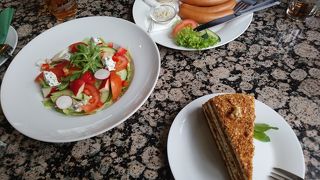 明るく居心地のいいオシャレカフェ